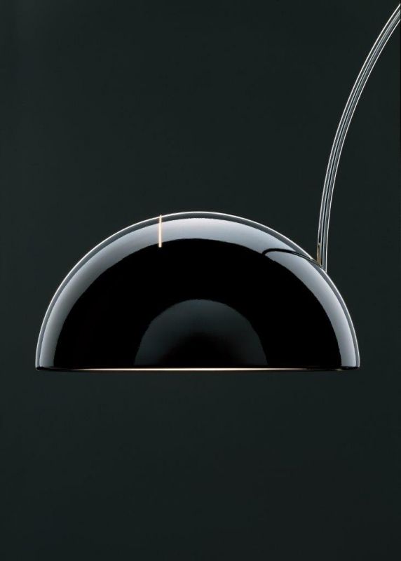 Detailaufnahme der schwarzen Coupé Stehleuchte von Oluce mit gebogenem Chrom-Gestell.